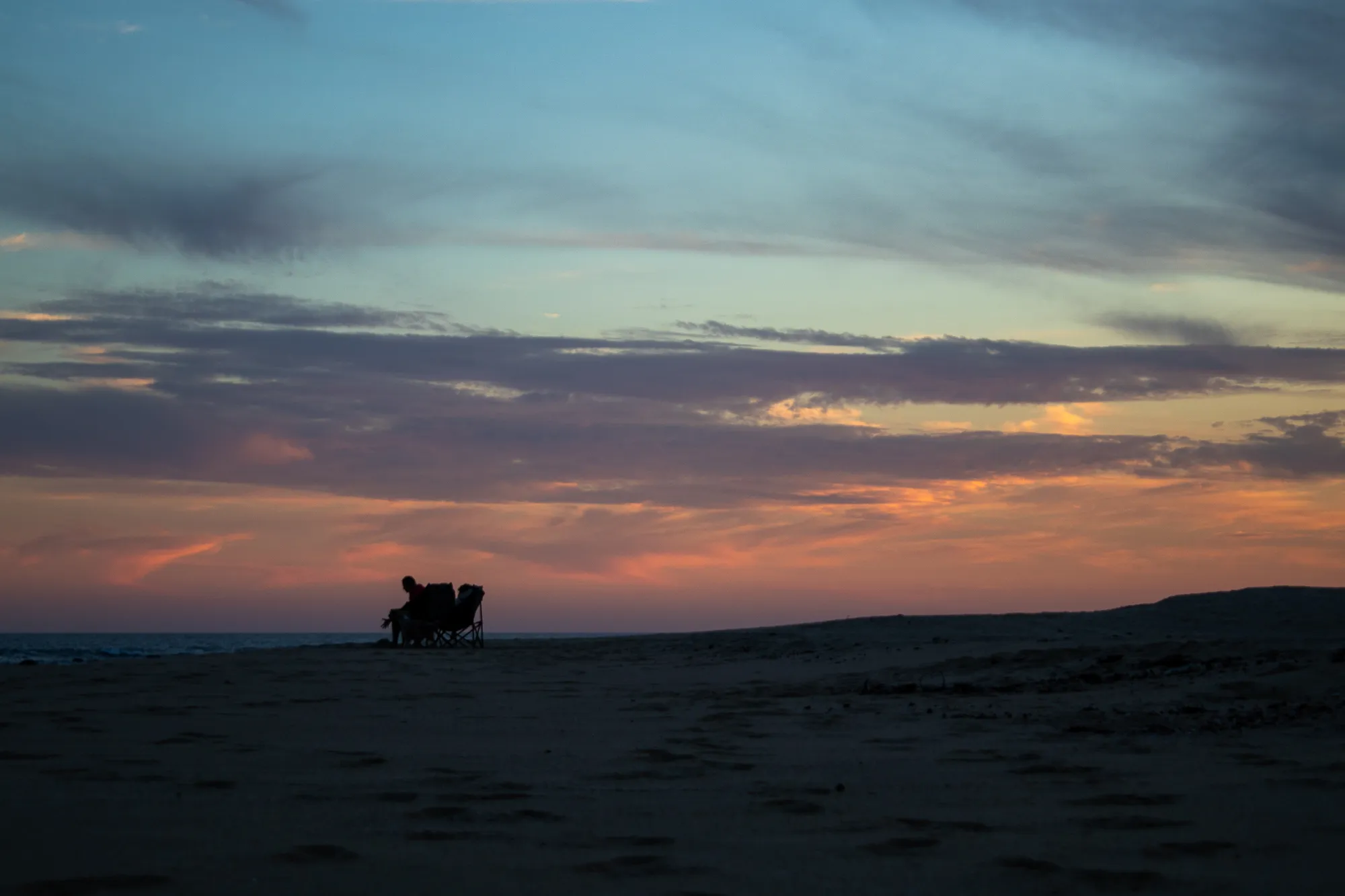 Atardecer sobre el mar tranquilo